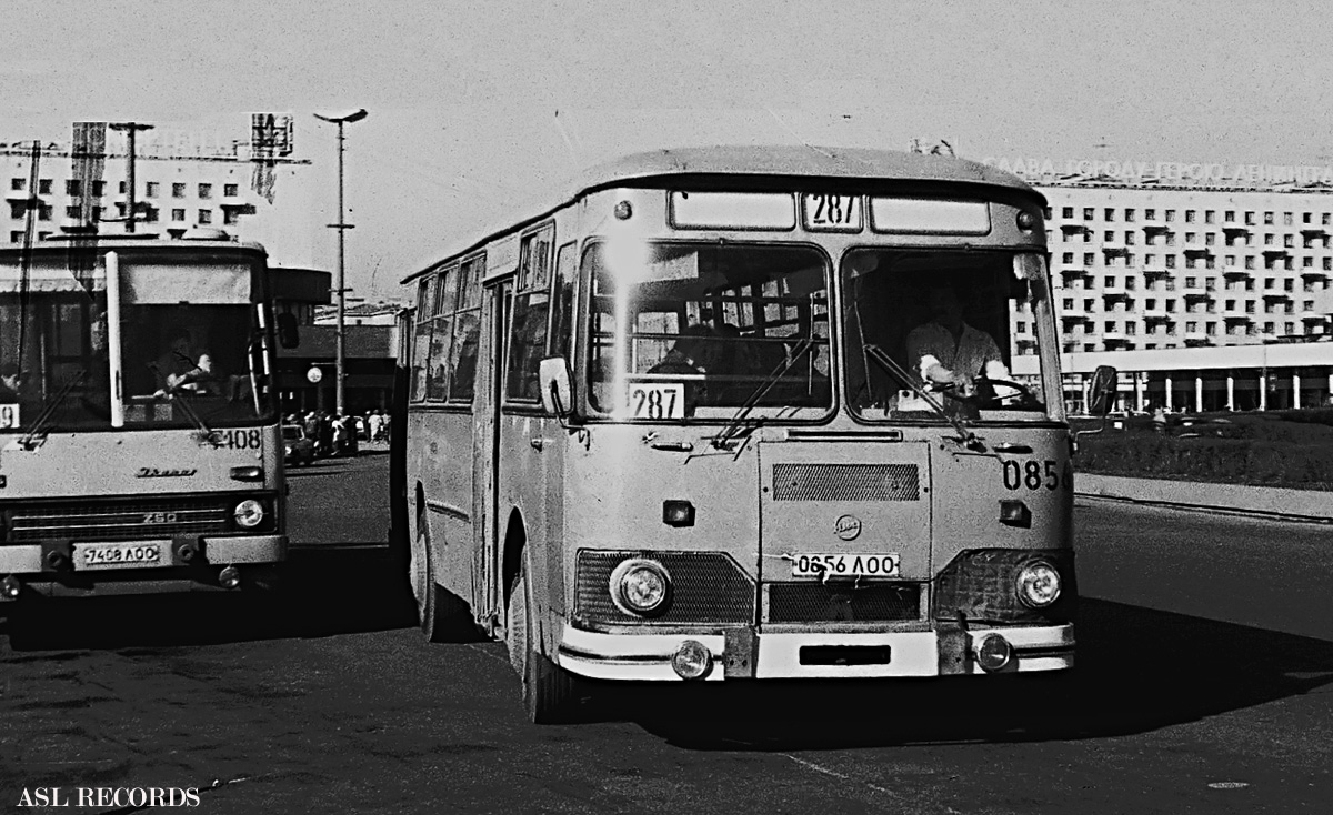 Sankt Petersburg, LiAZ-677M Nr. 0856; Sankt Petersburg, Ikarus 260.37 Nr. 7408