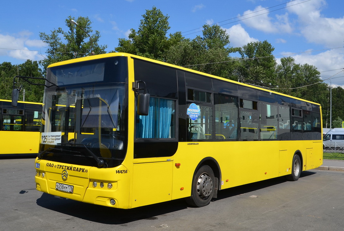 Санкт-Петербург, Golden Dragon XML6125CR № В 258 КМ 178