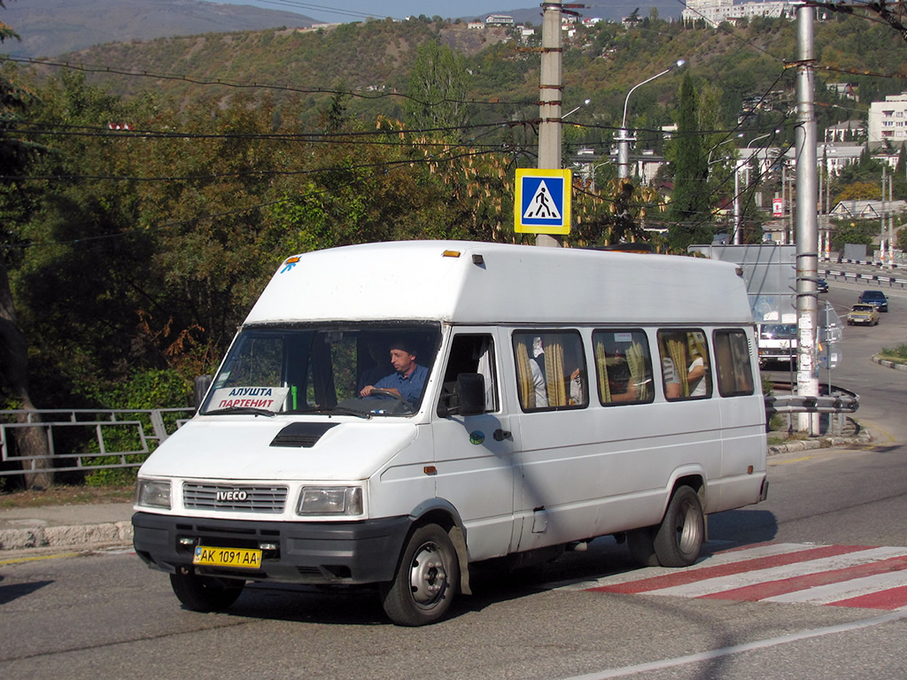 Автобус в крым. Ялтинская автобус Алушта. Микроавтобус Iveco Крым. Автобус Крым заказной.