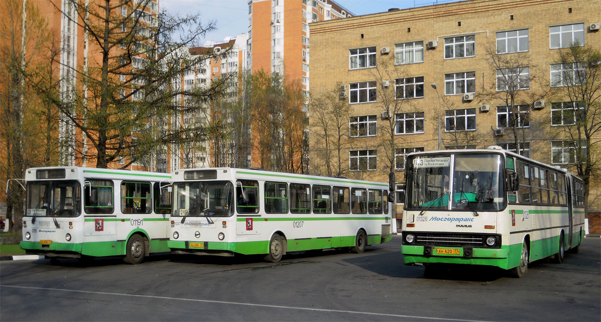 Москва, ЛиАЗ-5256.25 № 01207; Москва, Ikarus 280.33M № 01326; Москва — Автобусные вокзалы, станции и конечные остановки