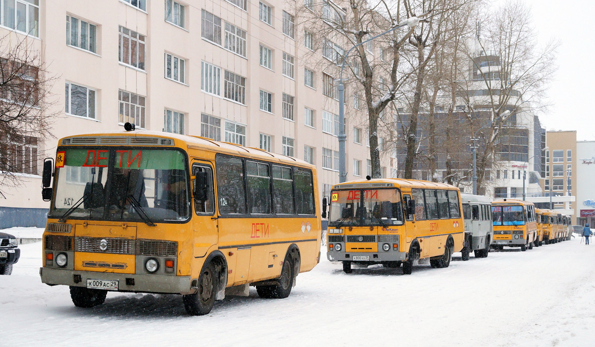 Архангельская область, ПАЗ-32053-70 № 124; Архангельская область, ПАЗ-32053-70 № К 800 ХХ 29; Архангельская область — Разные фотографии