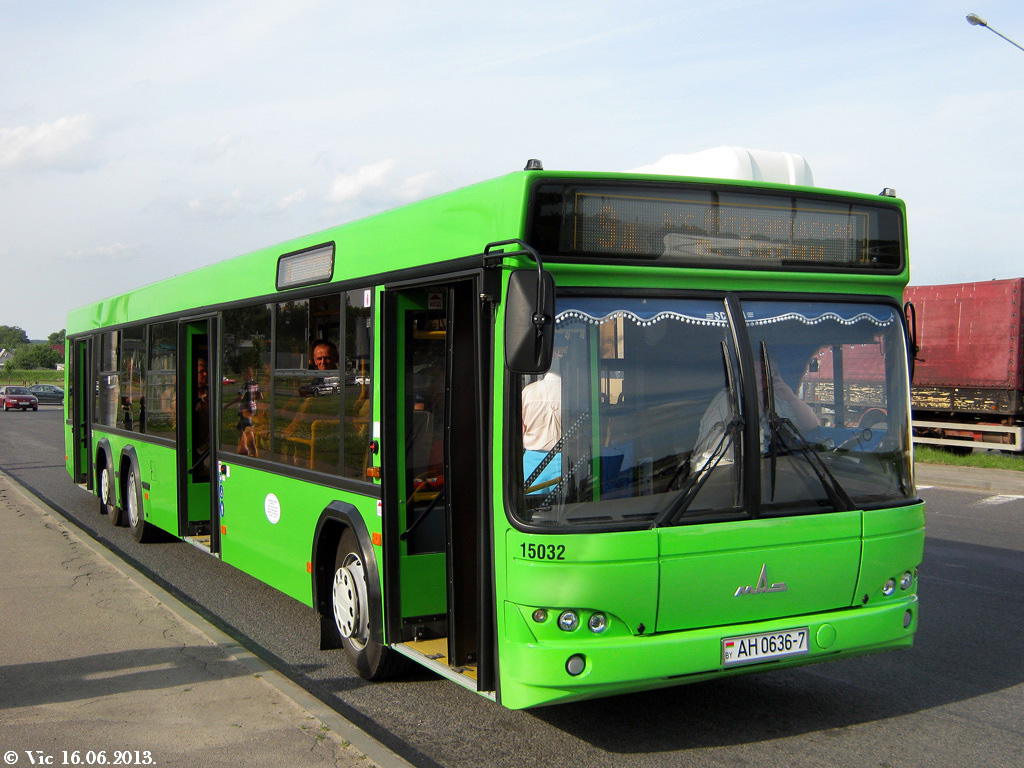Пригородные автобусы минск. МАЗ 107 Иркутск. Зеленый автобус. Пассажирский автобус. Автобус МАЗ.