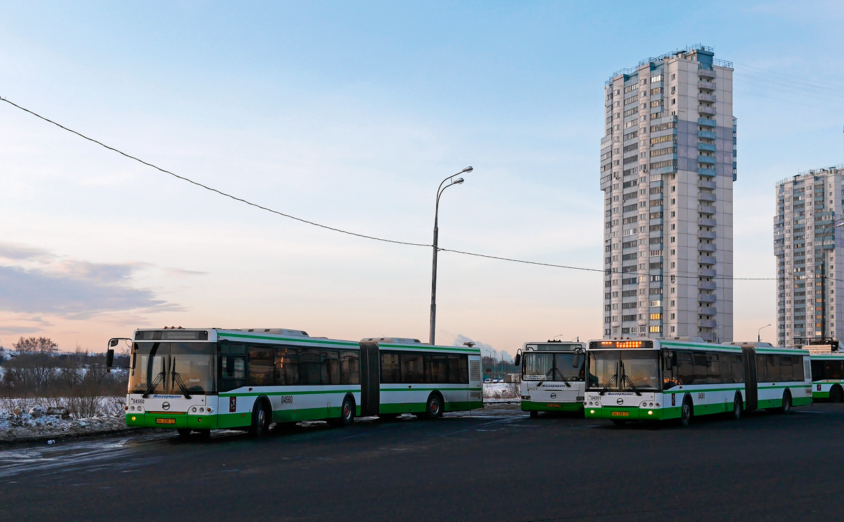 Москва, ЛиАЗ-6213.21 № 04560; Москва, ЛиАЗ-6213.21 № 04561; Москва — Автобусные вокзалы, станции и конечные остановки