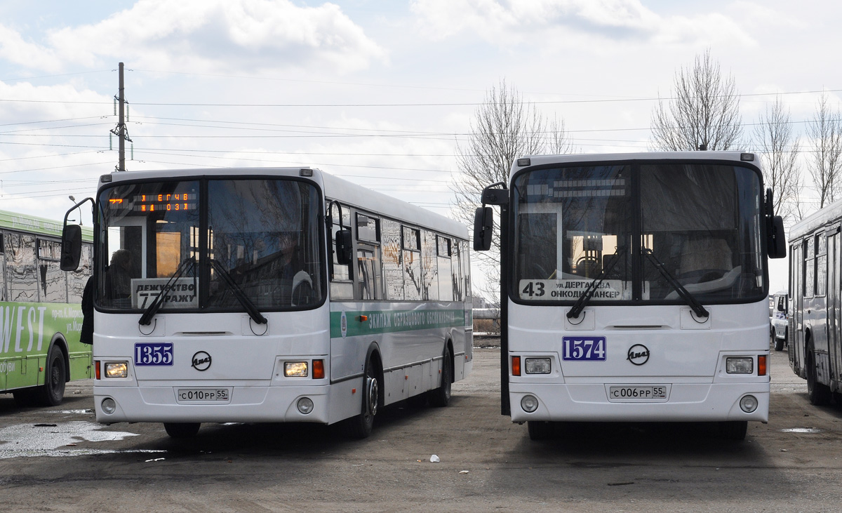 Omsk region, LiAZ-5256.53 № 1355; Omsk region, LiAZ-5256.53 № 1574; Omsk region — Bus stops