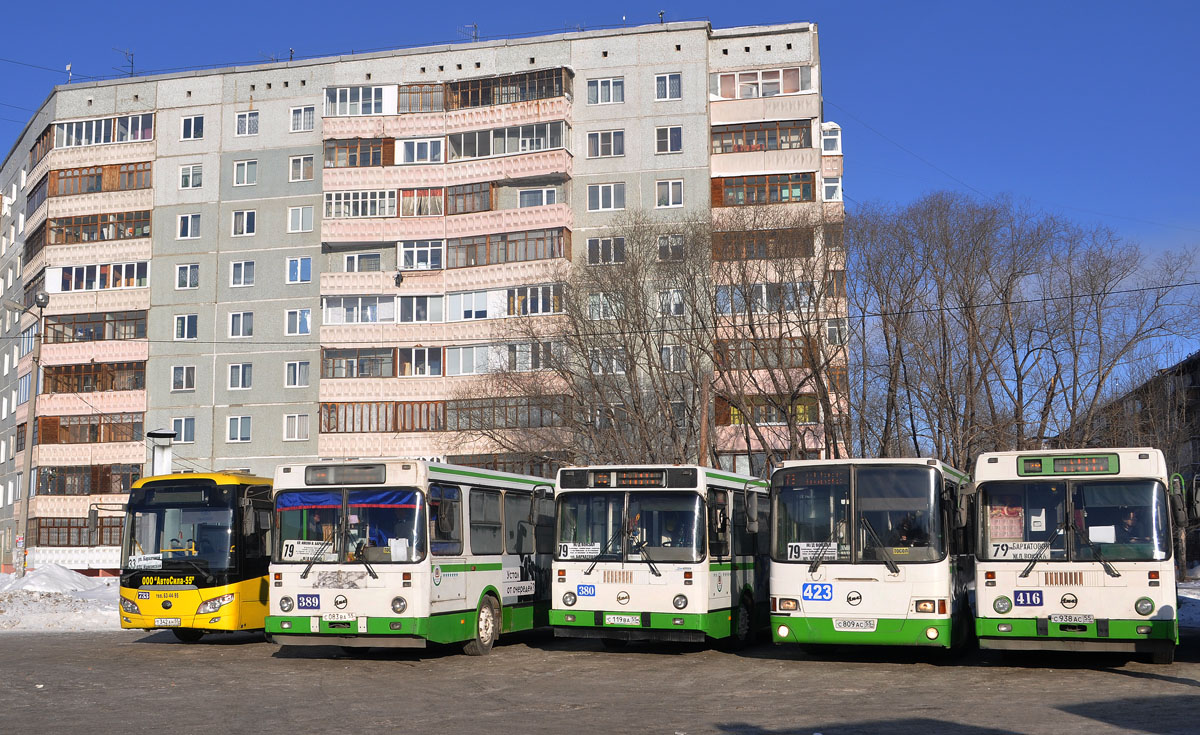Omsk region, Yutong ZK6852HG Nr. 733; Omsk region, LiAZ-5256.45 Nr. 389; Omsk region, LiAZ-5256.45 Nr. 380; Omsk region, LiAZ-5256.45 Nr. 423; Omsk region, LiAZ-5256.45 Nr. 416; Omsk region — Bus stops