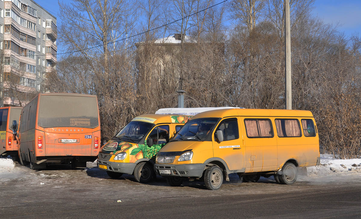 Omsk region, Volgabus-4298.01 č. 734; Omsk region, GAZ-322132 (XTH, X96) č. АО 173 55; Omsk region, GAZ-322132 (XTH, X96) č. С 923 МУ 55; Omsk region — Bus stops
