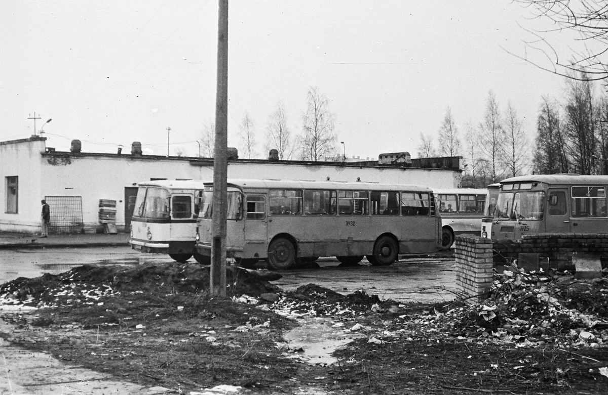 Автостанция ленинградская. Автовокзал Кировск Ленинградская область. Автостанция Кировск Ленинградская. Кировск лен обл автостанция. Ленинград Автобусный парк 4.