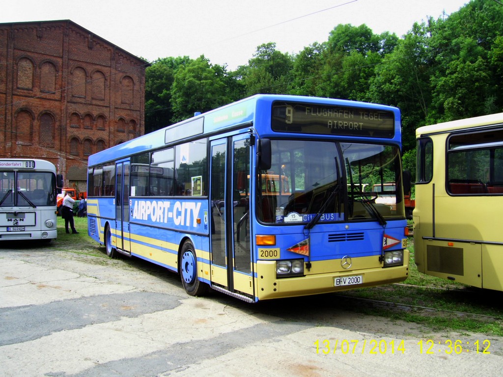 Berlín, Mercedes-Benz O405 č. 2000; Dolní Sasko — Bustreffen Wehmingen Hannoversches Straßenbahnmuseum 13.07.2014