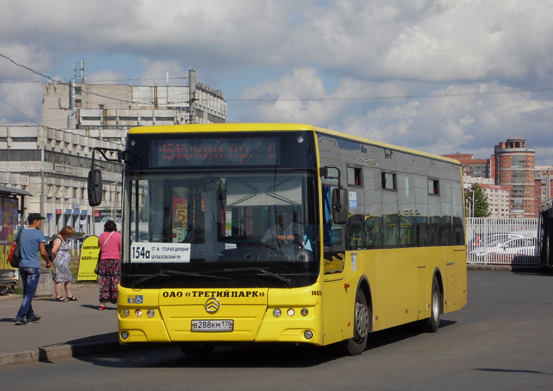 Sankt Petersburg, Golden Dragon XML6125CR Nr В 288 КМ 178