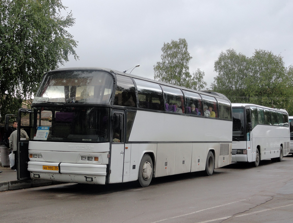 Вологодская область, Neoplan N116 Cityliner № АВ 990 35; Вологодская область, Mercedes-Benz O404-15RHD-L № АА 510 35