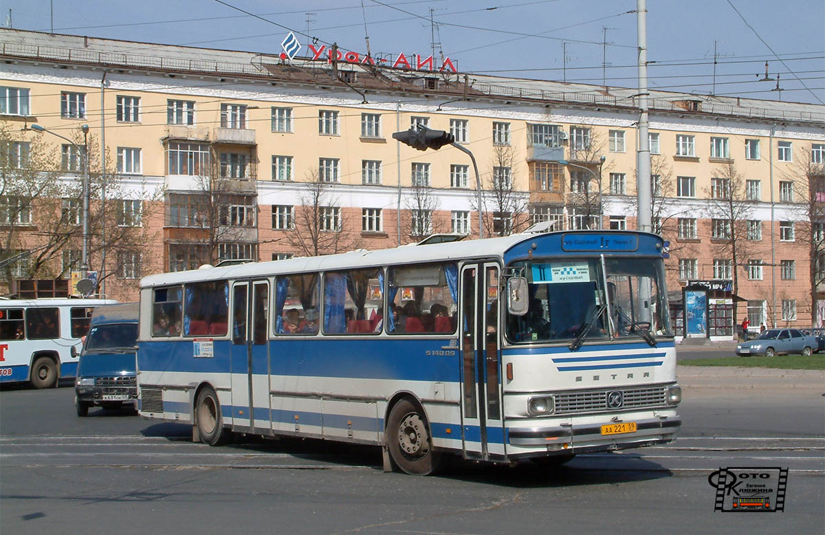 Первый автобус пермь. Пермские автобусы. Автобусы Перми 2000. Пермь 2000 год. Пермский автобус 1.