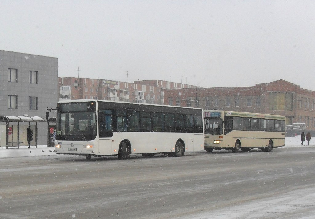 Карагандинская область, Golden Dragon XML6125CR № 179 AN 09; Карагандинская область, Mercedes-Benz O405 № M 482 CA; Карагандинская область — Конечные остановки