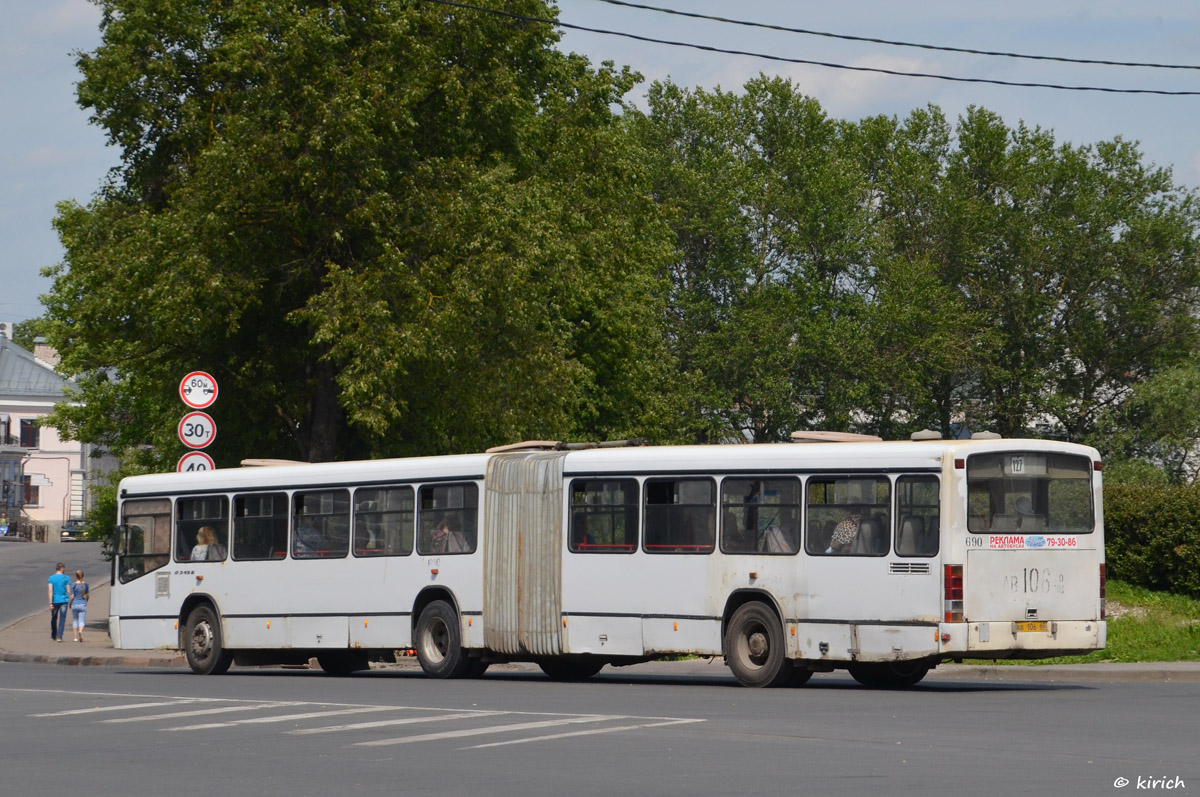 Pszkovi terület, Mercedes-Benz O345G sz.: 690