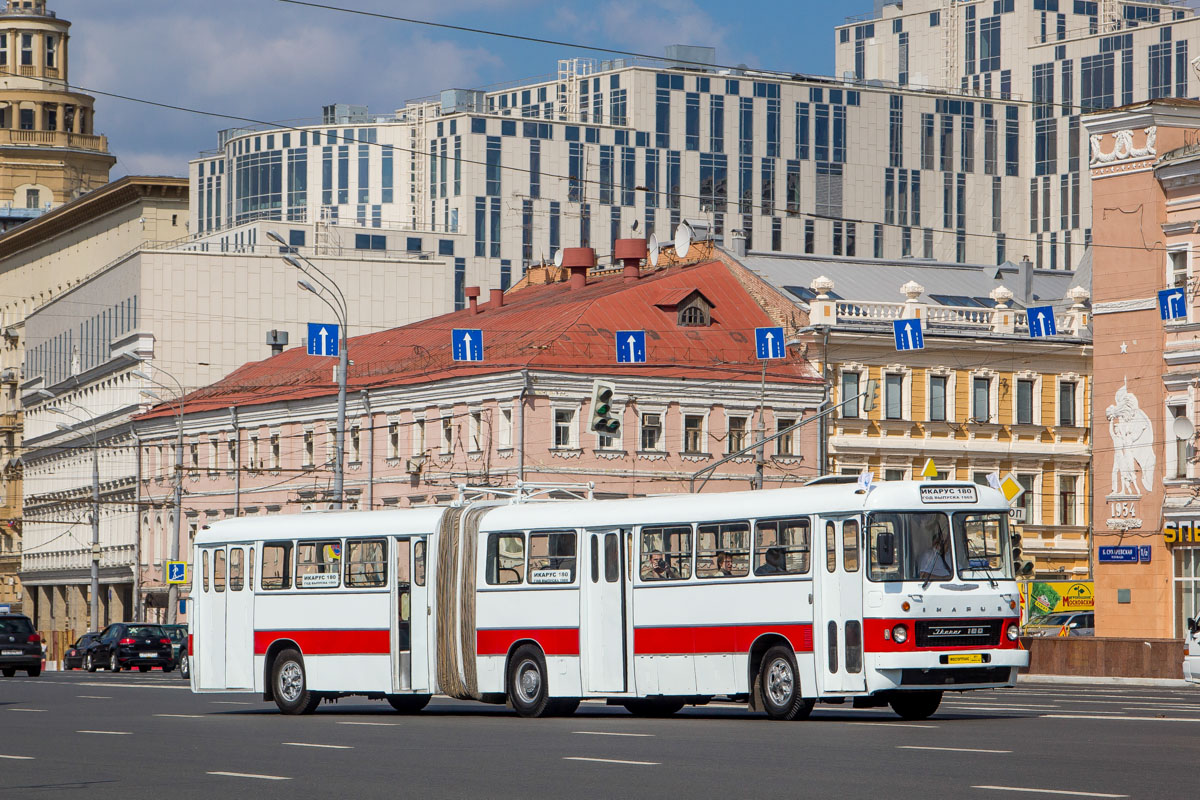 Москва, Ikarus 180 № 011