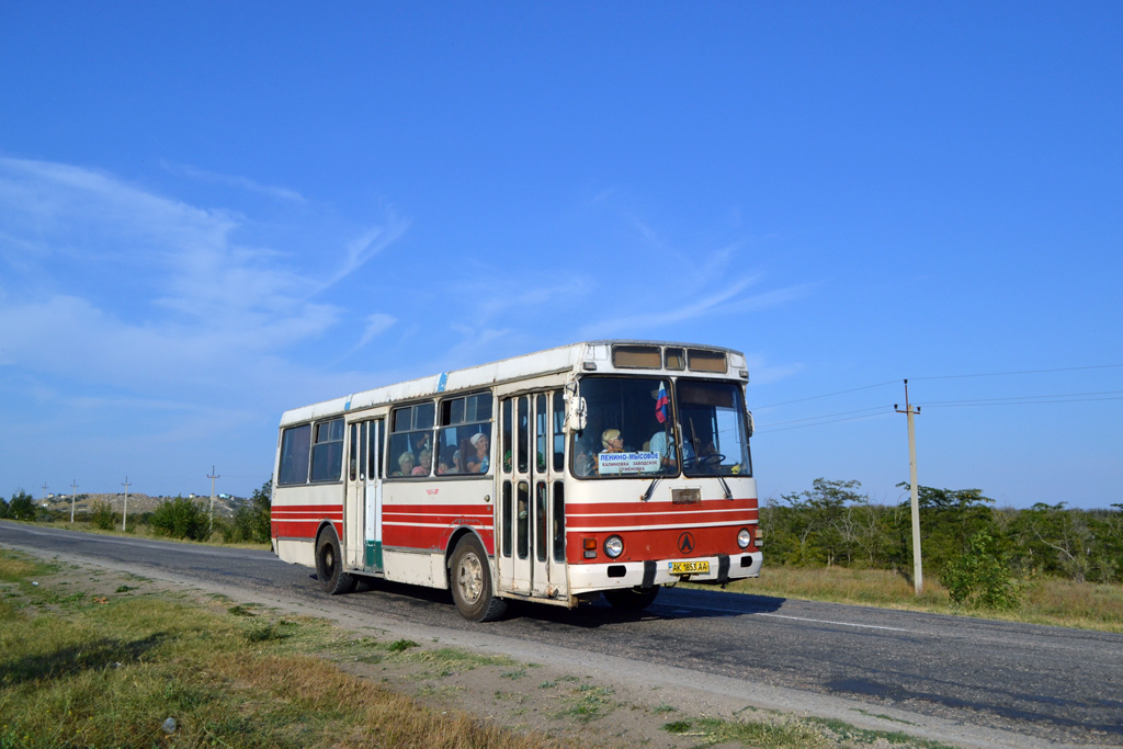 Автобусы старый крым. ЛАЗ В Крыму. ЛАЗ 42021 красный. Старые автобусы в Крыму. ЛАЗ порт Крым.