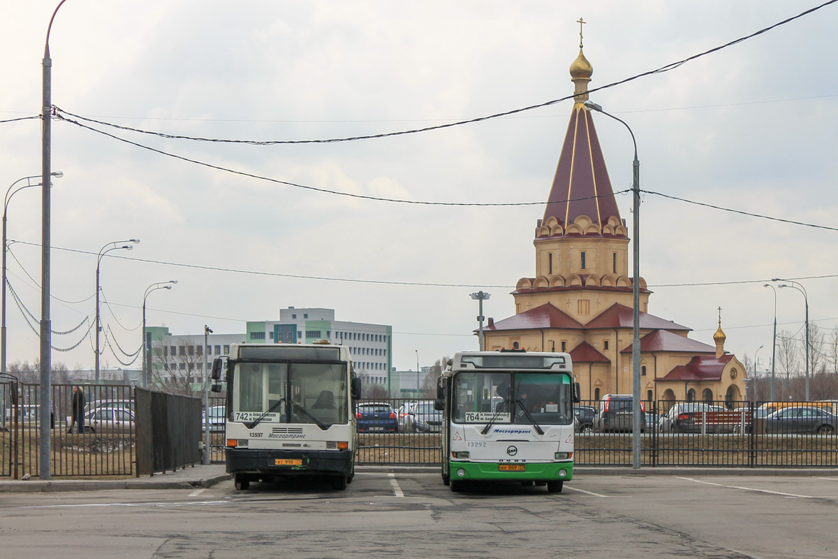 Москва, Московит-6222 № 13597; Москва, ЛиАЗ-6212.01 № 13292; Москва — Автобусные вокзалы, станции и конечные остановки