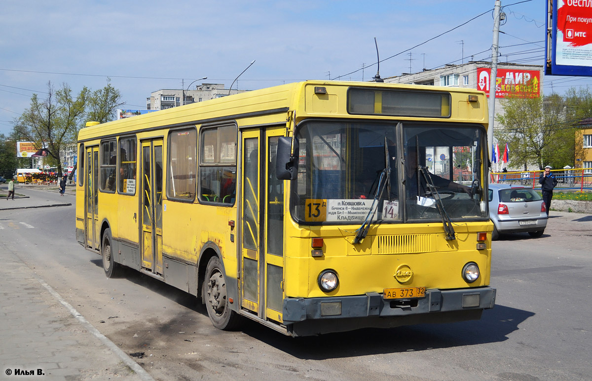 Брянск автобус 1. ЛИАЗ-5256.40 И МАЗ 106. Автобус 106 Брянск. Автобус МАЗ 106. Автобус баг 106.