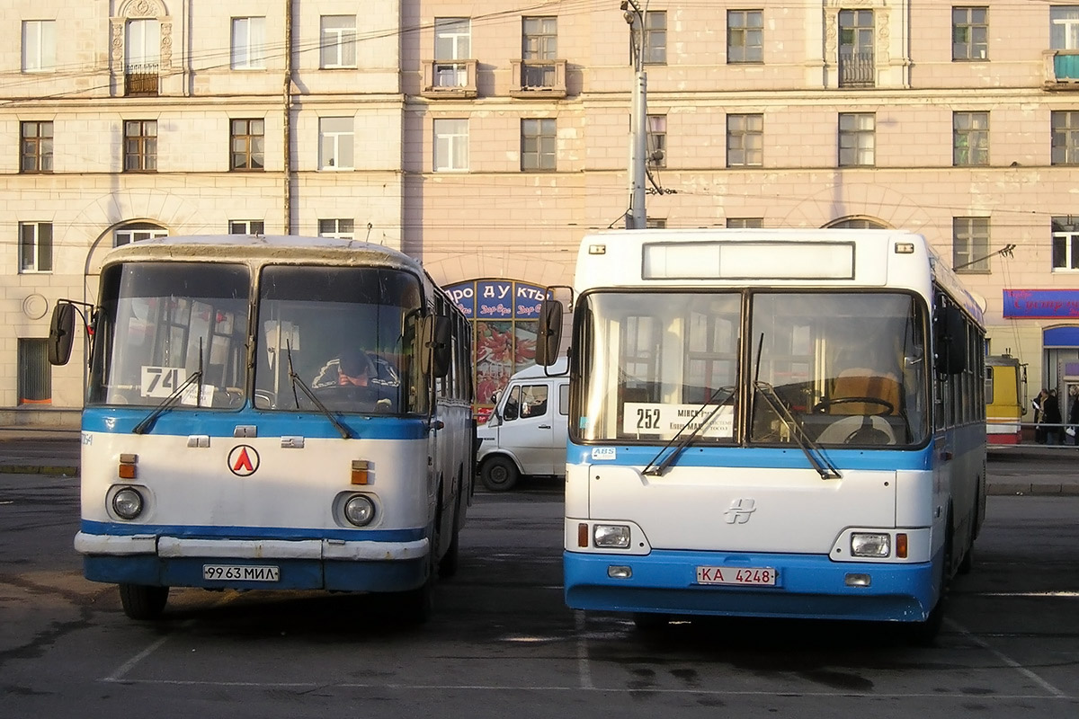 Minsk, LAZ-695N č. 037354; Minsk, Neman-52012 č. 030510