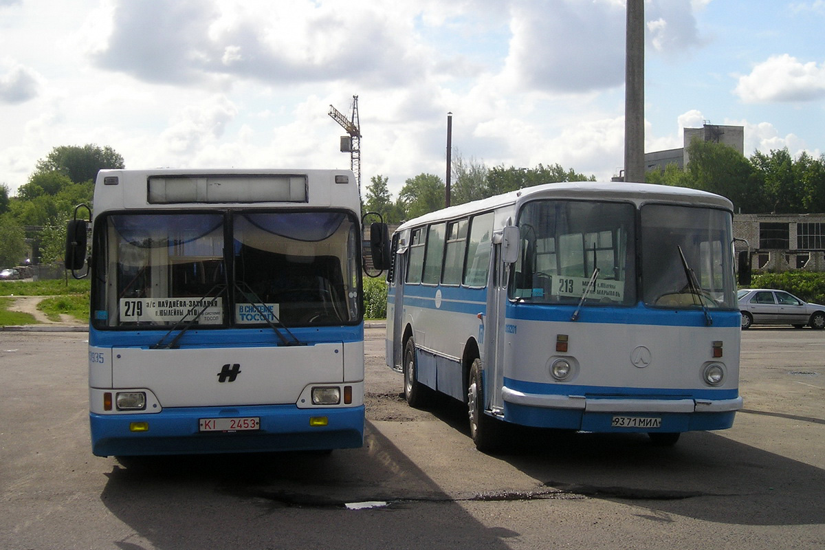 Minsk, Neman-52012 č. 013935; Minsk, LAZ-695N č. 013201