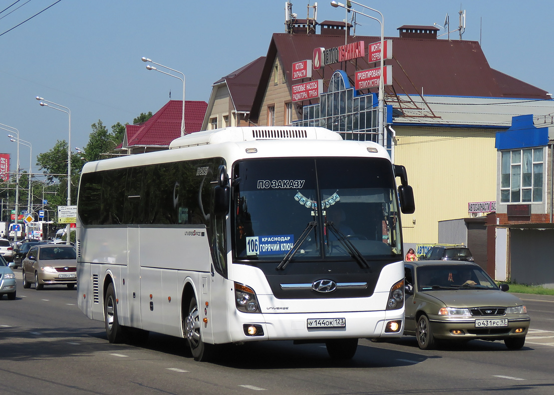 Автобус краснодар сальск. Hyundai Universe Space Luxury Адлер. Hyundai Universe Space Luxury 527 Ставрополь. Hyundai Universe Luxury. Hyundai Universe Анапа Краснодар автобус.