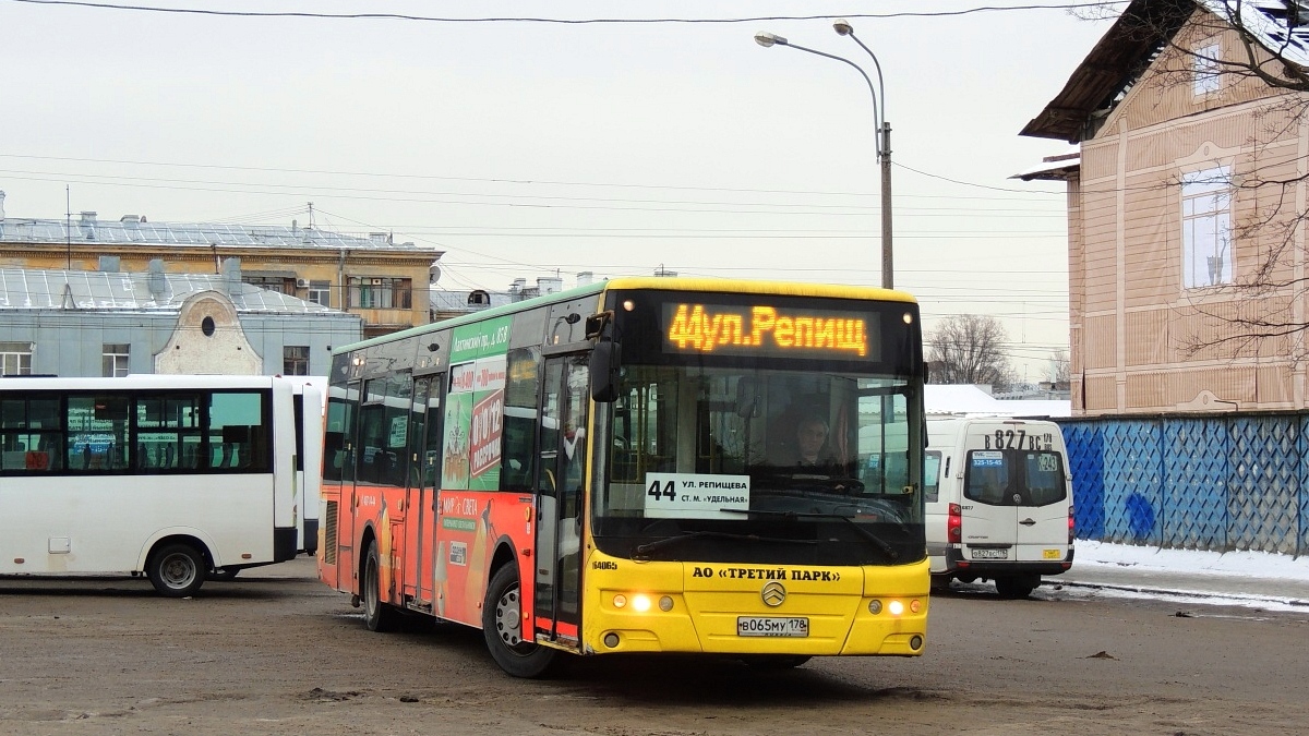 Санкт-Петербург, Golden Dragon XML6125CR № В 065 МУ 178