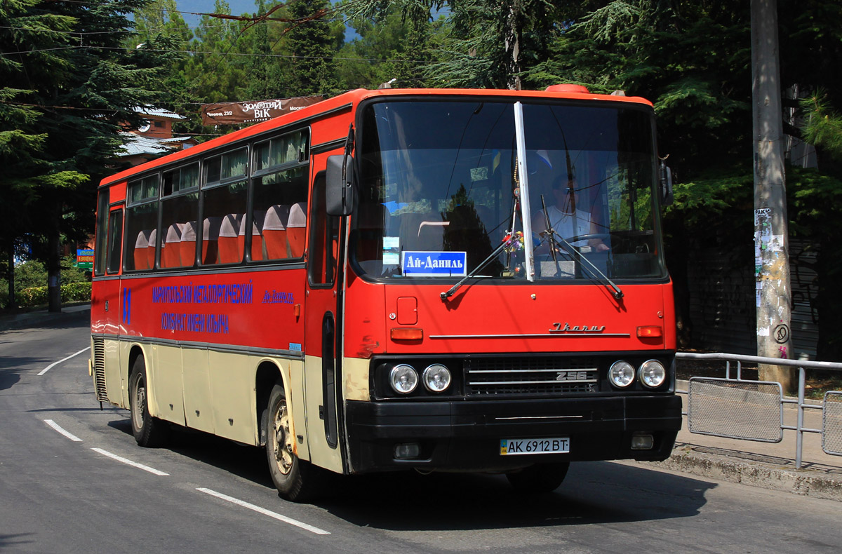 Автобусы старый крым. Икарус 256.54. Ikarus 256. Автобус Икарус 256. Икарус 256 турист.