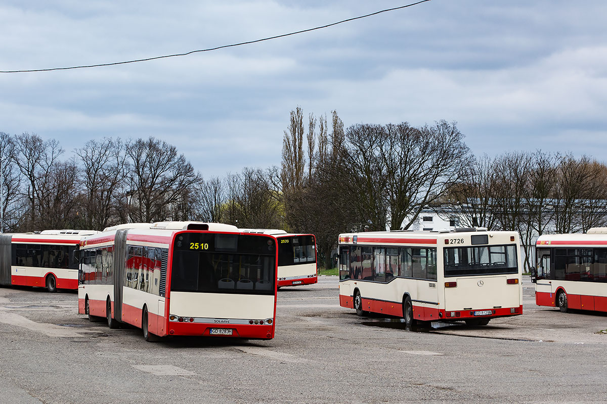 Lengyelország, Solaris Urbino III 18 sz.: 2510; Lengyelország, Mercedes-Benz O405N2 sz.: 2726