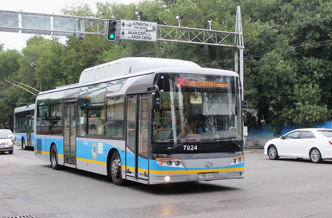 Алматы, Guilin Daewoo GDW6126CNG (СемАЗ) № 7024