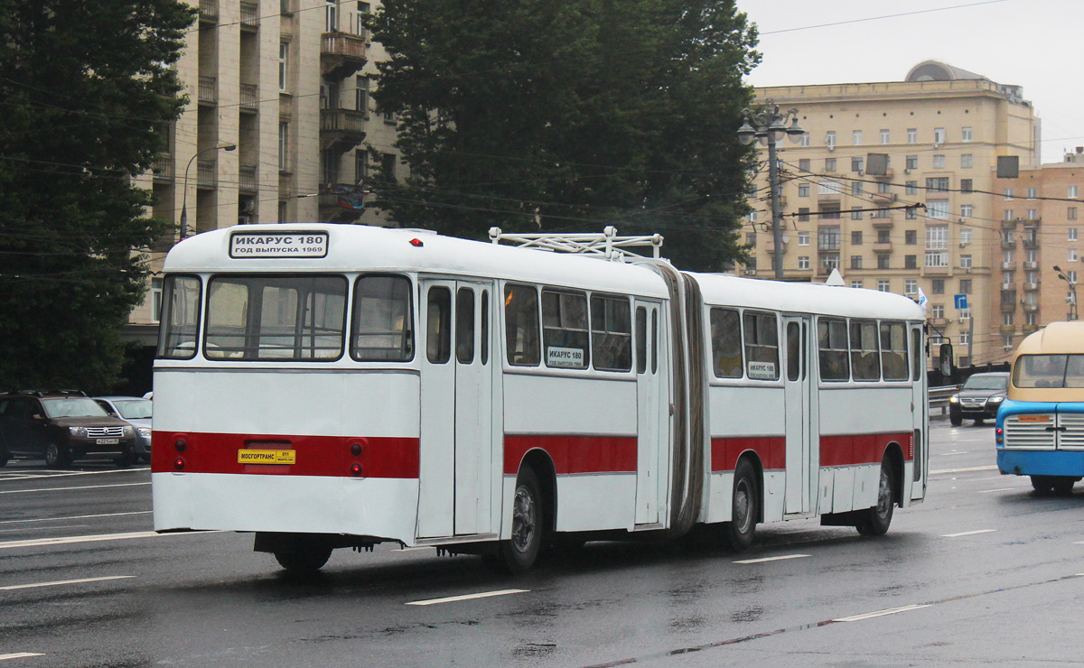 Москва, Ikarus 180 № 011