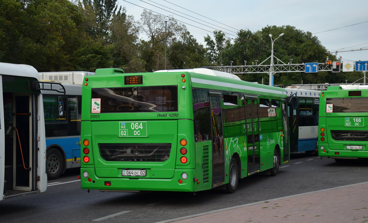 Автобусы зеленая роща. ЛИАЗ 4292 зеленый. Скоростной автобус Алматы. Скоростной автобус Алма-Аты. Зелёный автобус man.