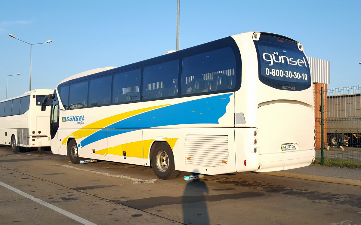 Kijów, Neoplan P21 N2216SHD Tourliner SHD Nr AA 5062 OM