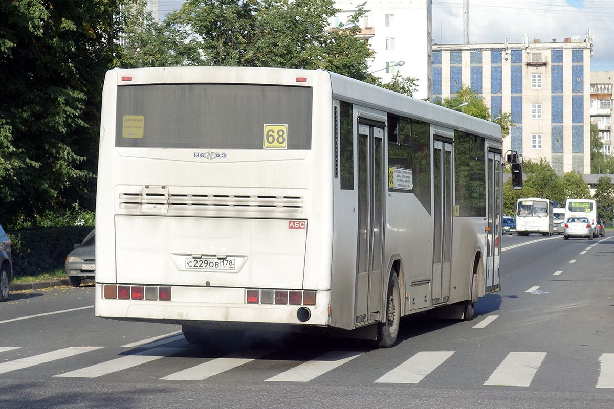 Sankt Petersburg, NefAZ-5299-30-32 Nr. 8