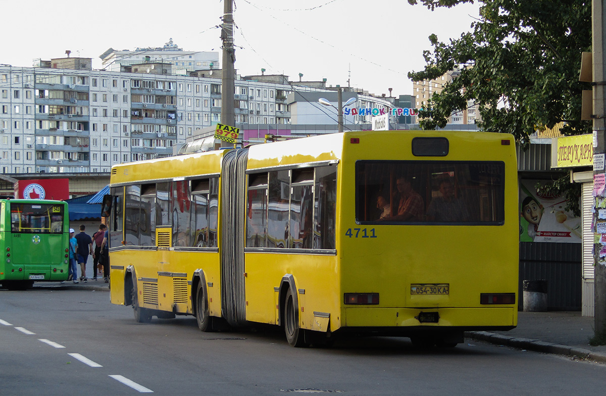 Kyjev, MAZ-105.060 č. 4711