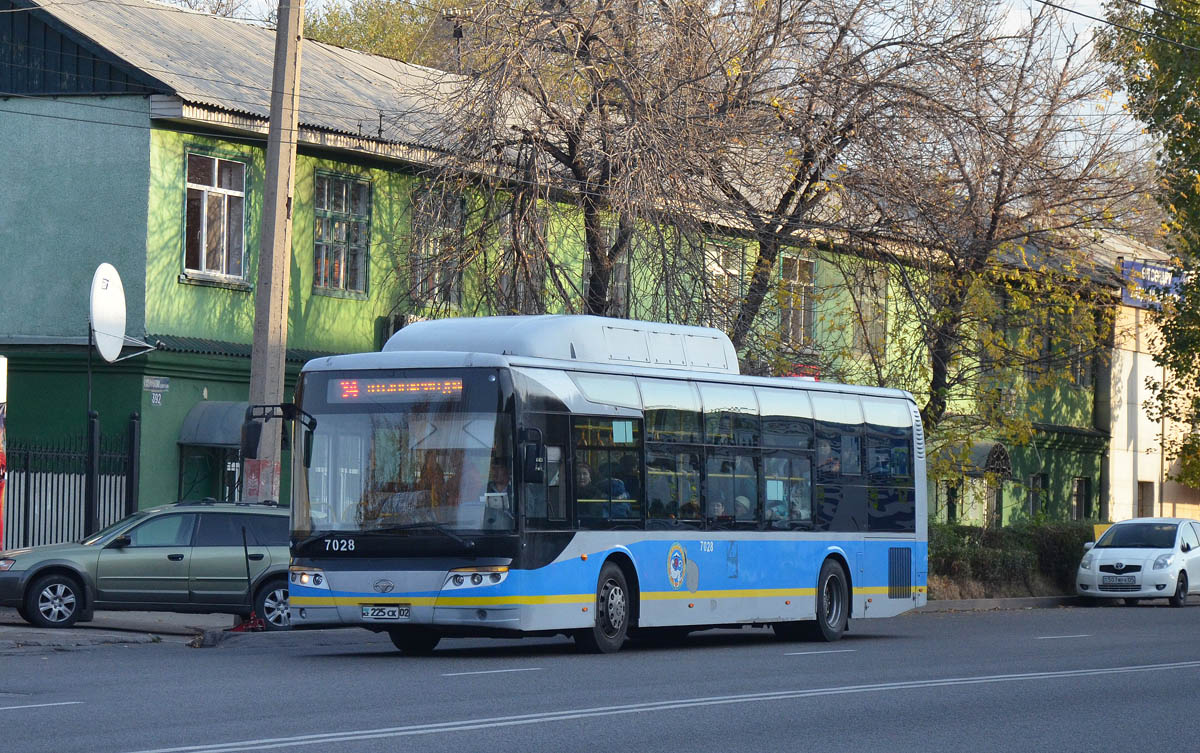 Алматы, Guilin Daewoo GDW6126CNG (СемАЗ) № 7028