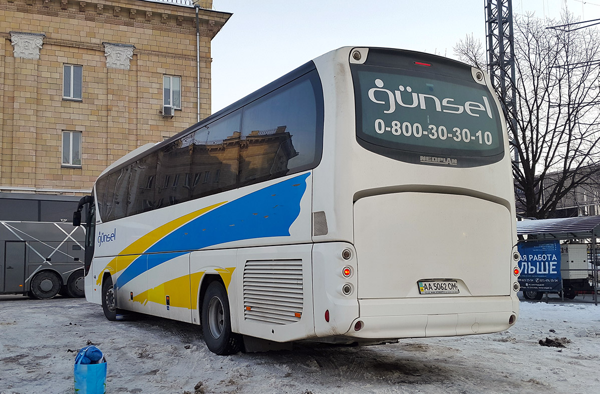 Kijev, Neoplan P21 N2216SHD Tourliner SHD sz.: AA 5062 OM