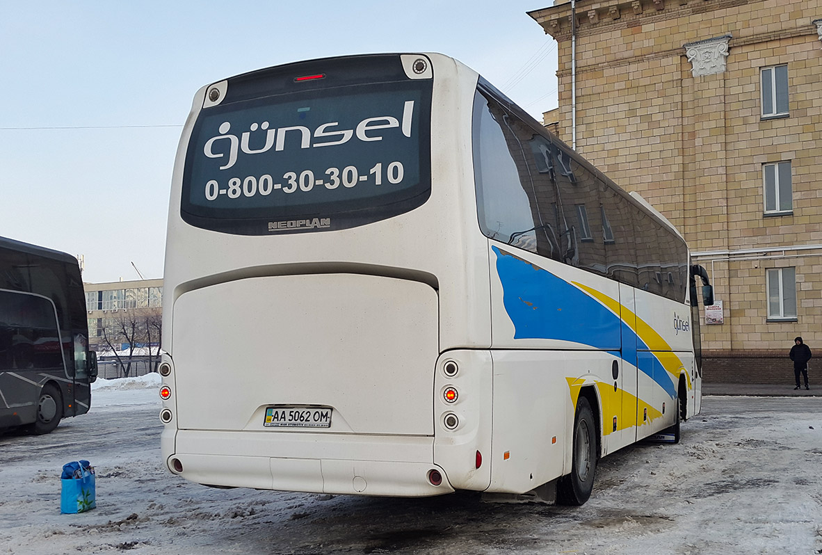 Kijev, Neoplan P21 N2216SHD Tourliner SHD sz.: AA 5062 OM