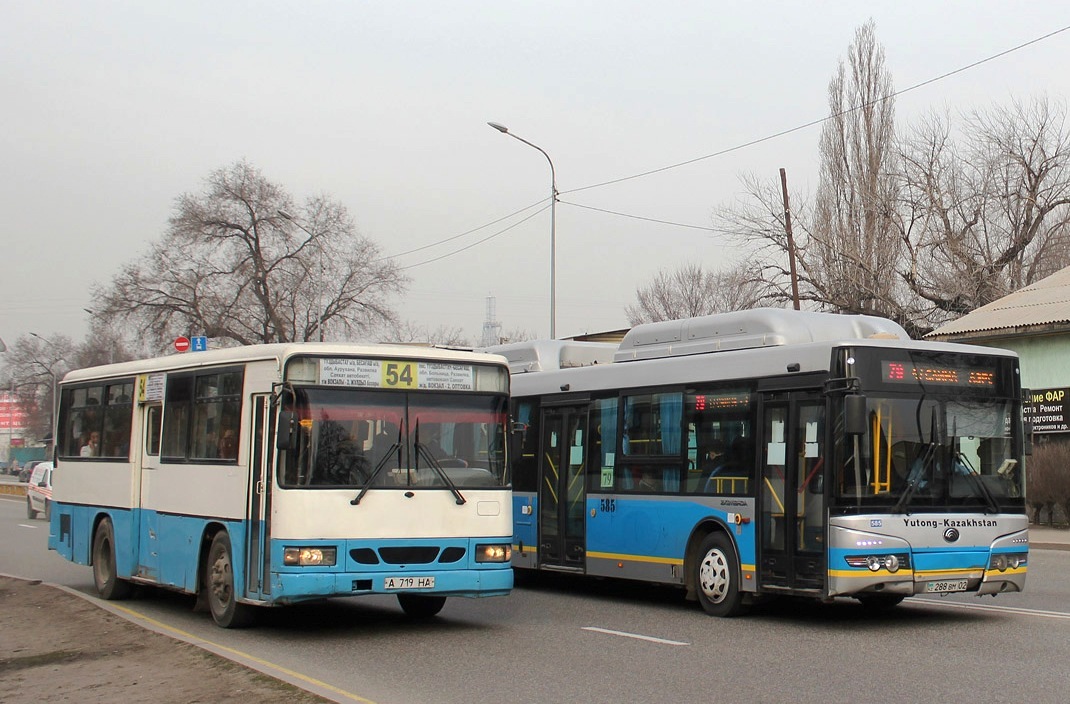 Almaty, Daewoo BS090 Royal Midi (Busan) č. A 719 HA; Almaty, Yutong ZK6118HGA č. 585