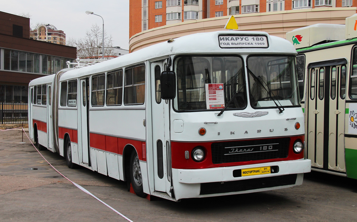 Москва, Ikarus 180 № 011