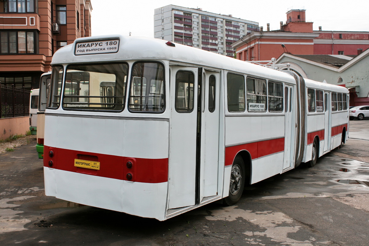 Москва, Ikarus 180 № 011