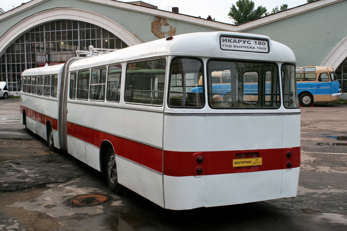 Москва, Ikarus 180 № 011