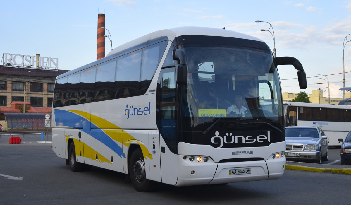 Kijevas, Neoplan P21 N2216SHD Tourliner SHD Nr. AA 5062 OM