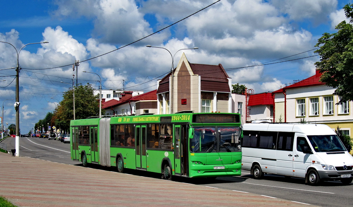 Пригородные автобусы жлобин. МАЗ 105. МАЗ 105.465 белорусский красный крест. Автобус МАЗ 105. Гомель общественный транспорт.