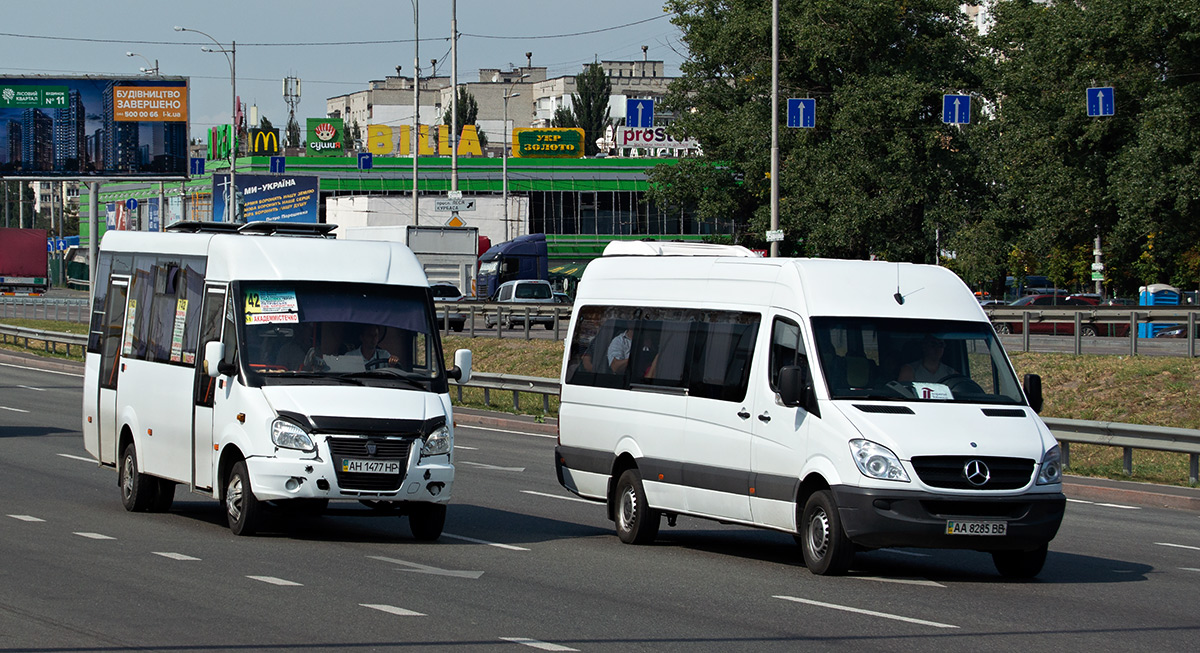 Киевская область, Рута 25 ПЕ № AH 1477 HP; Киев, Mercedes-Benz Sprinter W906 316CDI № AA 8285 BB