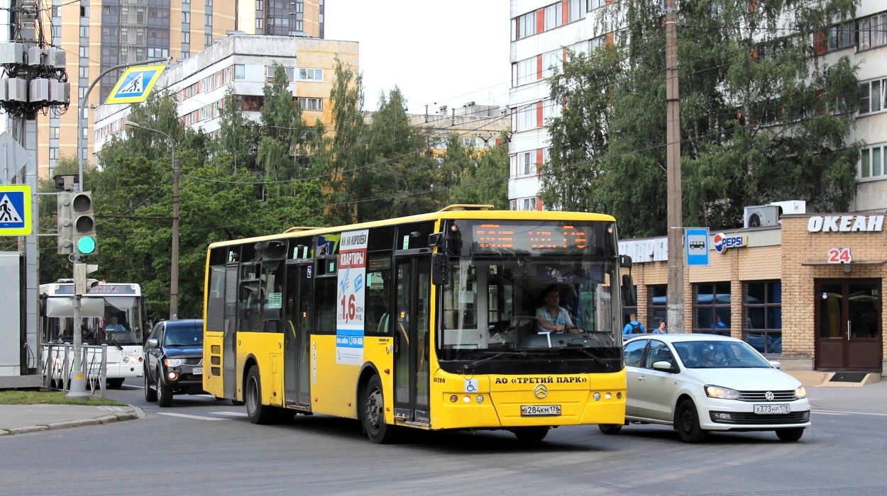 Sankt Petersburg, Golden Dragon XML6125CR Nr В 284 КМ 178