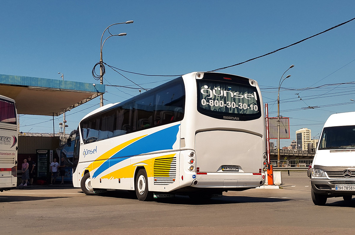 Киев, Neoplan P21 N2216SHD Tourliner SHD № AA 5063 OM