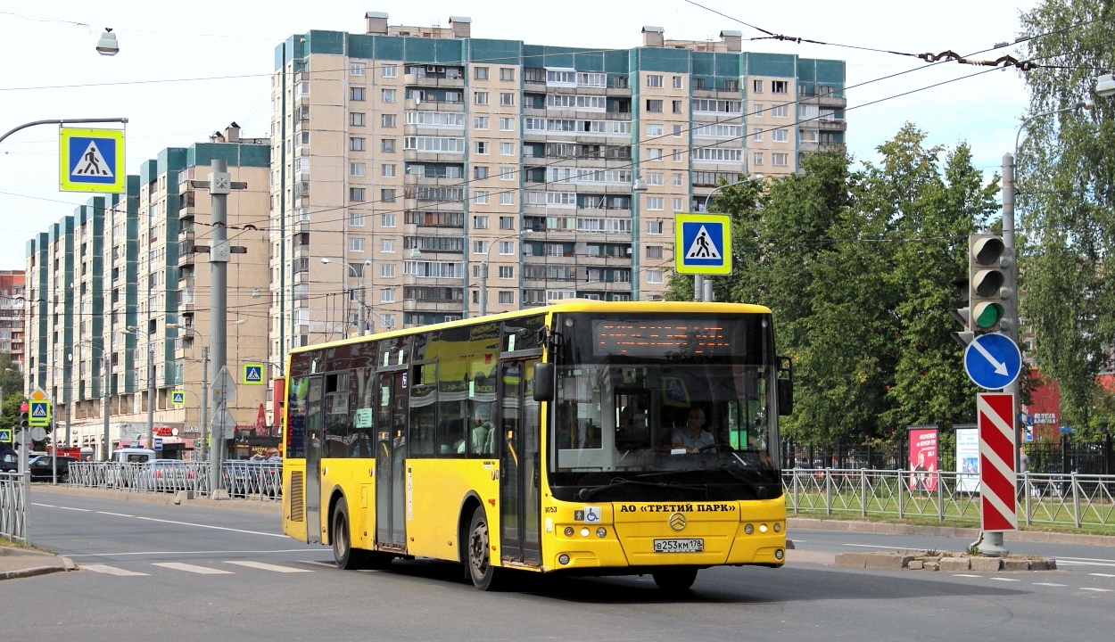 Санкт-Петербург, Golden Dragon XML6125CR № В 253 КМ 178