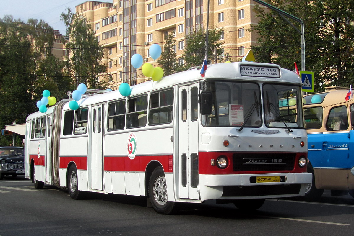 Москва, Ikarus 180 № 011