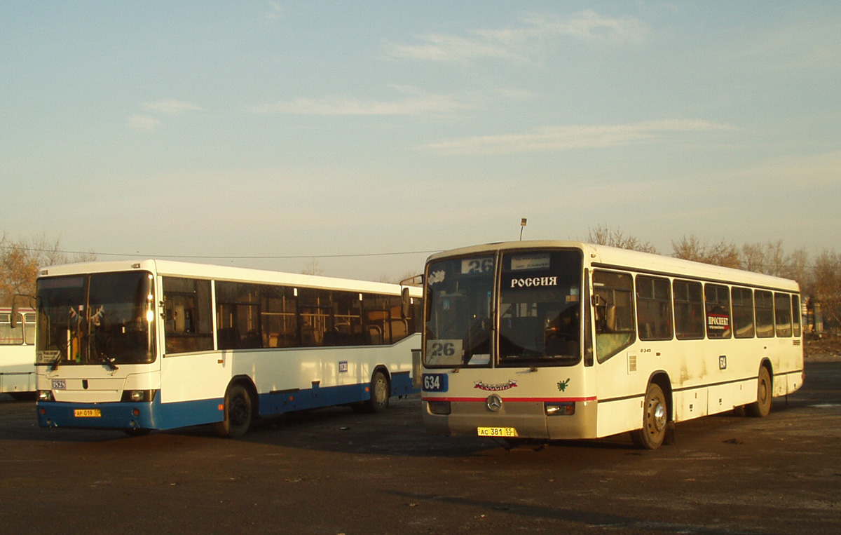 Omsk region, NefAZ-5299-20-15 # 1828; Omsk region, Mercedes-Benz O345 # 634