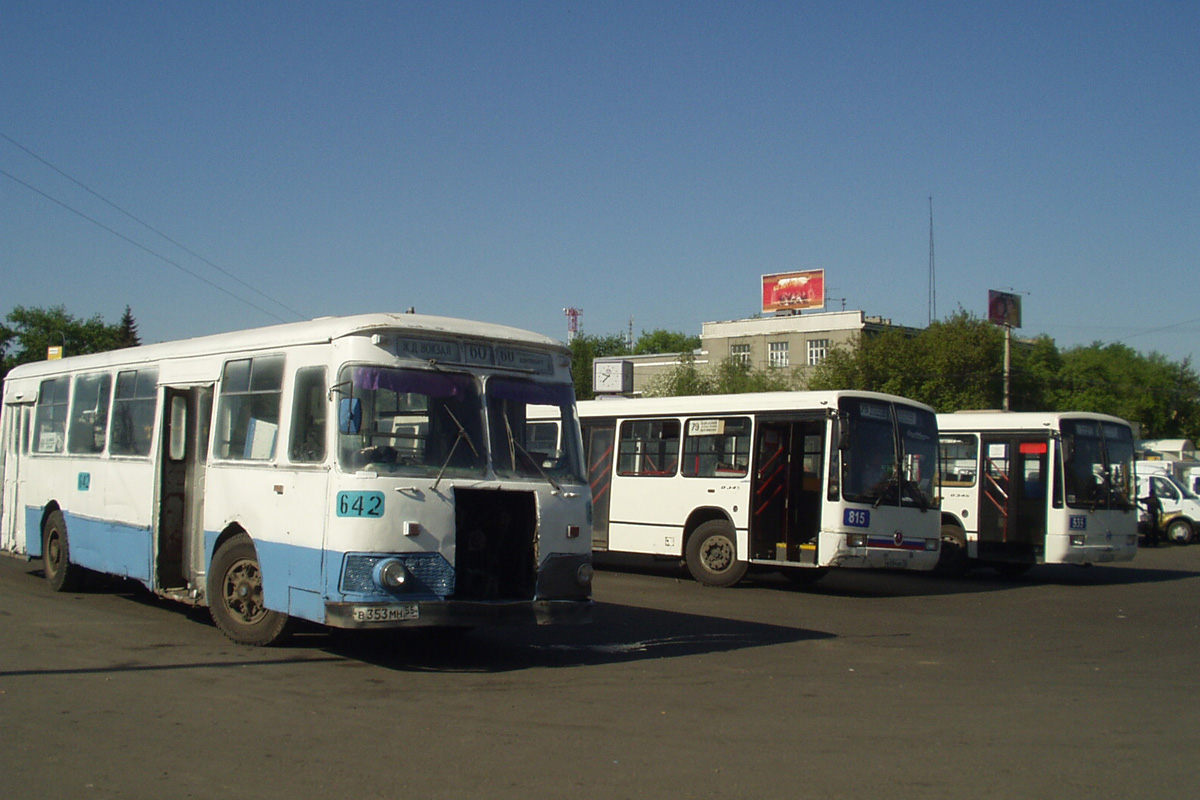 Omszki terület, LiAZ-677M sz.: 642; Omszki terület, Mercedes-Benz O345 sz.: 815; Omszki terület, Mercedes-Benz O345 sz.: 535; Omszki terület — Bus stops