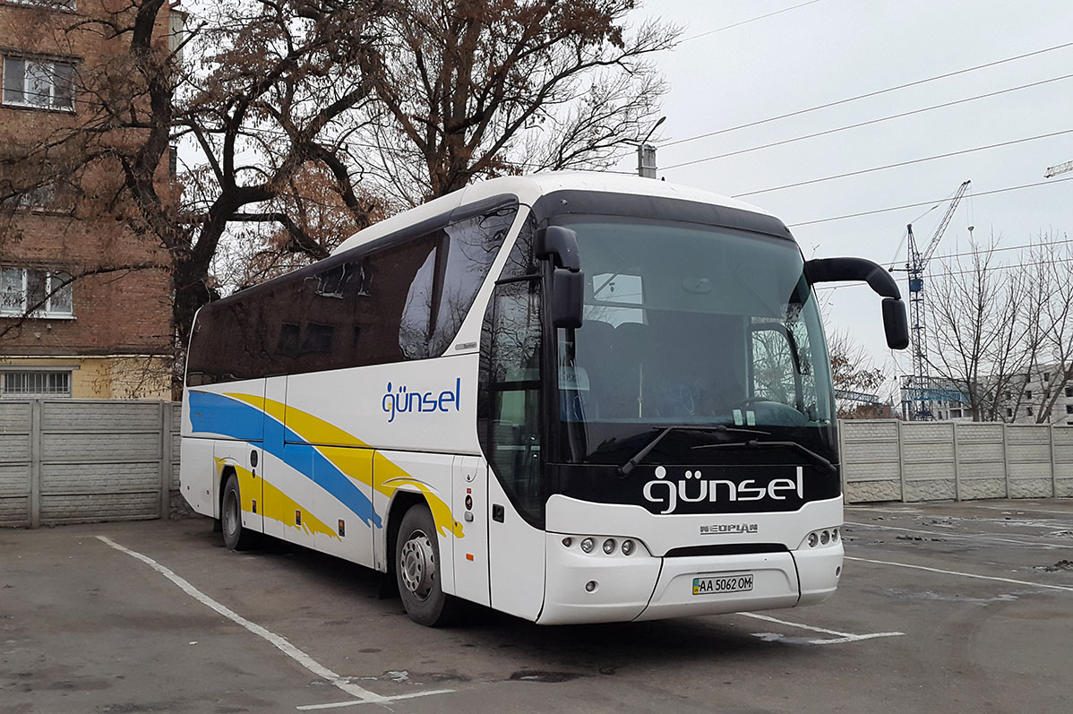 Kyjev, Neoplan P21 N2216SHD Tourliner SHD č. AA 5062 OM